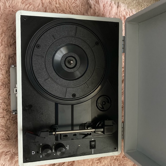 Crosley Cruiser Deluxe Vintage Bluetooth Suitcase Vinyl Record Player - Picture 2 of 5